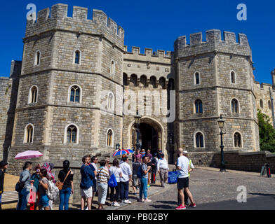 Queue pour entrer dans le château de Windsor sur une chaude journée d'été. Henry VIII Gate, Castle Hill, Windsor, Berkshire, Royaume-Uni Banque D'Images