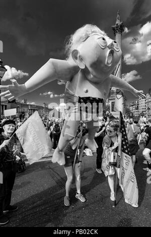 Un manifestant Anti Trump tenant une effigie du Président Trump lors d'une protestation, Trafalgar Square, Londres, Angleterre Banque D'Images