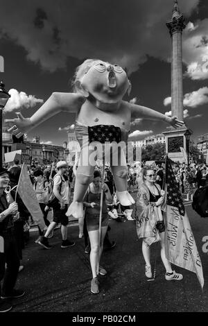 Un manifestant Anti Trump tenant une effigie du Président Trump lors d'une protestation, Trafalgar Square, Londres, Angleterre Banque D'Images