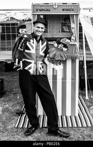 Mark 'Marco's Magic' Seymour A Childrens Entertainer pose pour une photo à La Grande Fête annuelle Hurstwood, Sussex, UK Banque D'Images