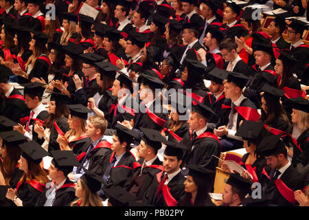 Les diplômés d'université à cérémonie de remise des diplômes, Warwick, Warwickshire, Angleterre, Royaume-Uni, Europe Banque D'Images