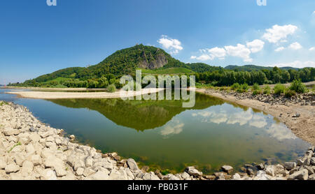 Vue panoramique de la colline de Drachenfels avec Siebengebirge miroir dans l'eau du Rhin à faible niveau d'eau entre les aines, Allemagne Banque D'Images