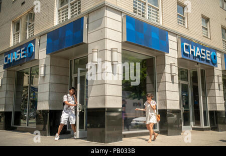 Une branche de la Chase Bank à New York le mercredi 11 juillet 2018. J.P. Morgan Chase & Co. est prévue pour signaler leurs gains au deuxième trimestre le 13 juillet avant la cloche. (© Richard B. Levine) Banque D'Images