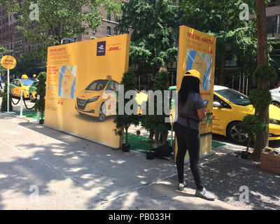 La DHL Formule E Eprix eShuttle promotion dans le quartier de Greenwich Village de New York vendredi, 13 juillet 2018. Promotion de DHL, dans le cadre de leur parrainage de l eprix Formual e voiture de course électrique race, est dotée d''eShuttle promenades dans leur flotte de Nissan Leafs. (Â© Frances M. Roberts) Banque D'Images