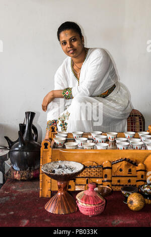 Cérémonie du café traditionnel éthiopien, les femmes en costume traditionnel de la préparation du café à bunna Addis Abeba, Ethiopie Banque D'Images