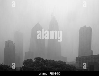 Le développement d'Hudson Yards disparaît comme une pluie torrentielle perturbe le quartier de Chelsea à New York le Mardi, Juillet 17, 2018. Il y a un avertissement de crue dans la ville comme un système frontal apporte averses et d'orages de la région de New York dans l'après-midi aller dans ce soir. (© Richard B. Levine) Banque D'Images