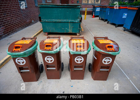 Bacs pour la New York Ministère de l'assainissement programme de collecte des déchets organiques à l'extérieur d'un immeuble à appartements dans le quartier de Chelsea, New York le mercredi, Juillet 11, 2018 . (Â© Richard B. Levine) Banque D'Images