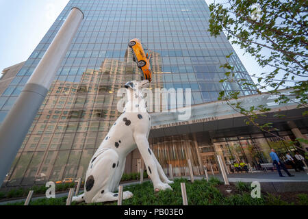 Une sculpture d'un équilibrage de Dalmatie un taxi jusqu'à l'accueille les visiteurs Hassenfeld Children's Hospital, partie de NYU Langone, vu le Mercredi, Juillet 18, 2018. 'Spot' comme la sculpture est nommé, par l'artiste Donald Lipski est 38-pieds de haut et est constitué de fibre de verre. La cabine est un véritable moteur sans Prius. La statue d'humour a pour but de faire un voyage à l'hôpital plus accueillant et moins stressant. (Â©Â Richard B. Levine) Banque D'Images