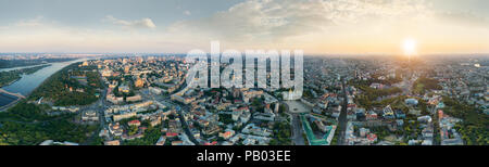 Un grand panorama 360 degrés en haute résolution du centre de Kiev ville au coucher du soleil. Banque D'Images