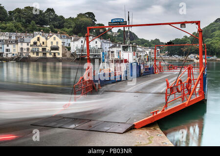 Le ferry de Bodinnick à Fowey est géré par une famille et offre un passage facile pour les deux véhicules et passagers . Banque D'Images