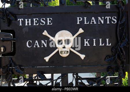 Avertissement signe que 'ces plantes peut tuer" sur la porte de l'empoisonner au Jardin Jardin d'Alnwick dans le Northumberland, en Angleterre. Banque D'Images