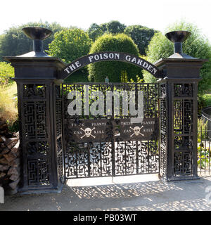 Avertissement signe que 'ces plantes peut tuer" sur la porte de l'empoisonner au Jardin Jardin d'Alnwick dans le Northumberland, en Angleterre. Banque D'Images