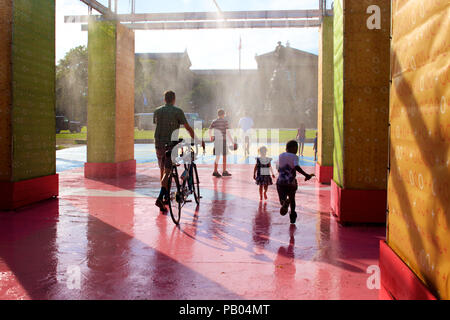 Philadelphia, PA USA - 20 juillet 2018 : une foule de gens profiter d'une station de brumisation à l'Ovale +, un événement d'été de quatre semaines à Eakins à Philadelphie, ovale Banque D'Images