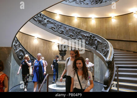 VATICAN, CITÉ DU VATICAN - 14 juillet 2018 : dans le cadre de l'escalier en spirale dans les Musées du Vatican, conçu par Giuseppe Momo en 1932 Banque D'Images