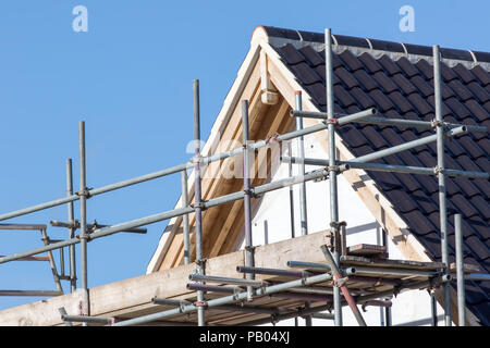 Maison moderne avec la construction de la toiture plate-forme pôle d'échafaudage. Nouvelle construction bâtiment domestique. Banque D'Images