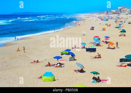 Viseu, Portugal - Jul 30, 2017 : Les gens de soleil au bord de la plage sur l'océan. Le Portugal célèbre destination touristique de itâ€ s plages de l'océan. Banque D'Images