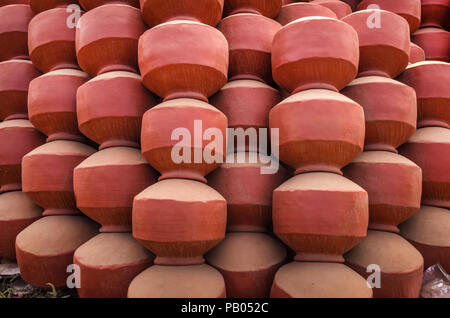 Collection de pots en terre cuite fait de mud aussi connu sous le nom de réservation. Pots en argile sont utilisés depuis les temps anciens et peut être trouvé dans la sous-continent indien. Banque D'Images