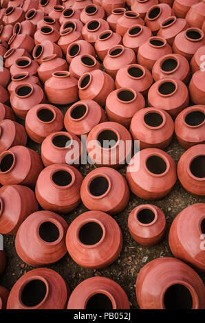 Collection de pots en terre cuite fait de mud aussi connu sous le nom de réservation. Pots en argile sont utilisés depuis les temps anciens et peut être trouvé dans la sous-continent indien. Banque D'Images