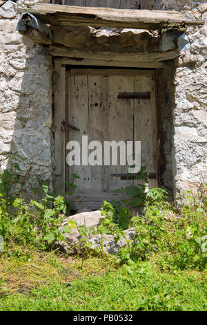 Entrée de grange en pierre entouré par les mauvaises herbes et l'herbe à plus haute altitude et la plupart des villages éloignés en Bosnie, Lukomir, la Bosnie et Herzégovine, 2018 Banque D'Images