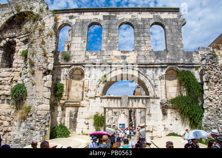 La porte de l'Est ou de Silver Gate, vieille ville, Split, Croatie Banque D'Images
