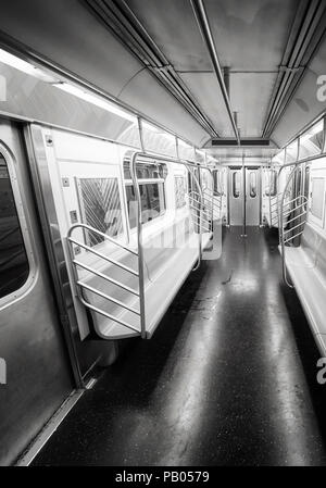 Photo noir et blanc d'un New York City subway intérieur, USA. Banque D'Images