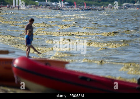 Plage de Gdansk est fermé à cause des cyanobactéries bloom au cours des derniers jours de chaleur à Gdansk, Pologne 24 juillet 2018 © Wojciech Strozyk / Alamy Stock Photo Banque D'Images