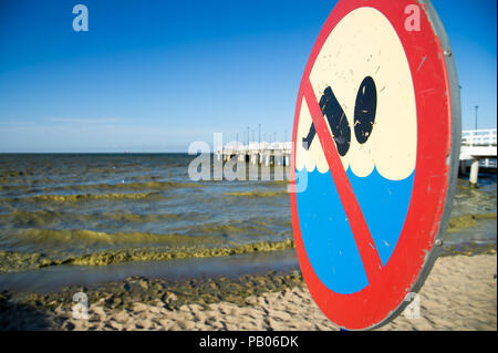 Plage de Gdansk est fermé à cause des cyanobactéries bloom au cours des derniers jours de chaleur à Gdansk, Pologne 24 juillet 2018 © Wojciech Strozyk / Alamy Stock Photo Banque D'Images