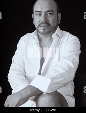 Studio noir et blanc portrait d'un homme en chemise blanche Banque D'Images