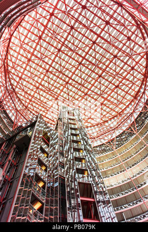 À la recherche jusqu'à l'atrium de la James R. Thompson Center, parfois connu comme la casemate, à Chicago. Banque D'Images