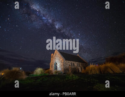 Voie Lactée nuit étoilée en Nouvelle-Zélande, l'église de bon pasteur. Banque D'Images