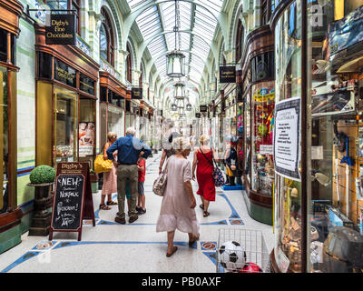 La Royal Arcade Norwich - Clients dans la Royal Arcade dans le centre de Norwich - Ouvert en 1899, l'architecte George Skipper Banque D'Images