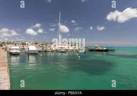 Bateaux amarrés dans la mer turquoise des Caraïbes dans la zone portuaire d'Oranjestad, Aruba, Caraïbes Banque D'Images