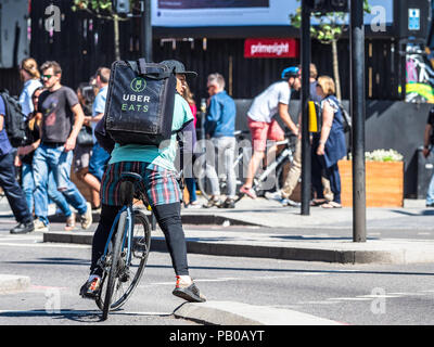 Livraison de nourriture MANGE UBER courier dans le centre de Londres Banque D'Images