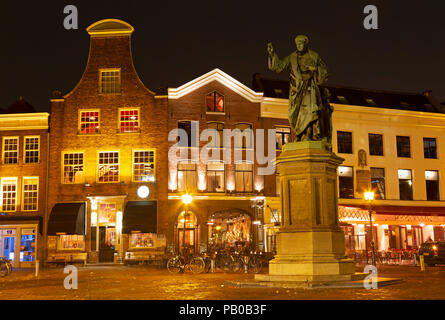 Laurens Janszoon Coster statue à Haarlem en Hollande. Le mémorial à l'imprimante se dresse sur la place du marché Grote Markt. Banque D'Images