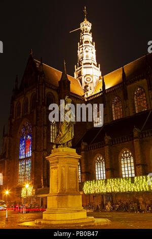 Laurens Janszoon Coster statue à Haarlem en Hollande. Le mémorial à l'imprimante se dresse sur la place du marché Grote Markt. Banque D'Images