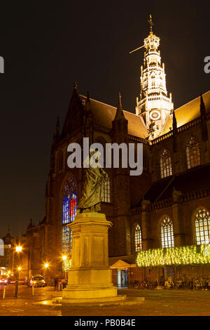 Laurens Janszoon Coster statue à Haarlem en Hollande. Le mémorial à l'imprimante se dresse sur la place du marché Grote Markt. Banque D'Images