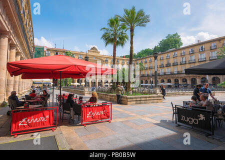 Bilbao Plaza Nueva, voir des gens assis à des terrasses de la Plaza Nueva, dans la vieille ville (Casco Vieja) de Bilbao, Espagne. Banque D'Images