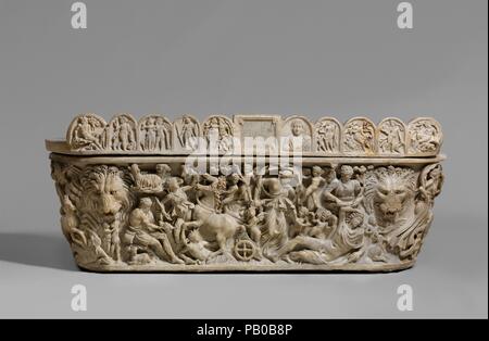 Sarcophage en marbre avec le mythe de Séléné et Endymion. Culture : Roman. Dimensions : H. 28 1/2 in. (72,39 cm). Date : début du 3e siècle de notre ère. Une inscription au centre du couvercle nous informe que ce sarcophage en forme de cuvette a été consacrée à une femme du nom de formule Arria, qui a vécu cinquante ans et dix mois, par sa fille Aninia Hilara. Portrait de l'Arria est sculpté situé juste à droite de l'inscription. L'histoire d'Endymion est illustré dans l'allégement inférieurs fortement sur l'avant du sarcophage. Dans le centre, Selene, la déesse lune, amerrit de son char pour aller visiter son bien-aimé, le berger Endymi Banque D'Images