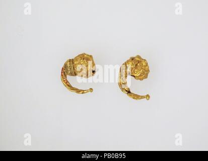 Earring à tête de lion, paire. Culture : grec ?. Dimensions : d'autres (.154) : 7/16 × 7/8 × 15/16 in. (1,1 × 2,2 × 2,3 cm) d'autres (.155) : 3/8 × 3/4 × 1 in. (1 × 1,9 × 2,5 cm). Date : 4ème-3ème siècle avant J.-C.. Musée : Metropolitan Museum of Art, New York, USA. Banque D'Images