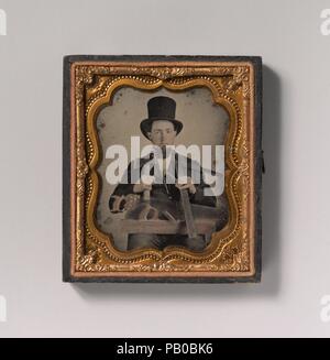 [Carpenter dans Top Hat avec Hatchet, boussole, carré, et scie à main]. Artiste : Inconnu (américain). Dimensions : Image : 6,6 x 5,3 cm (2 5/8 x 2 1/16 in.) Plaque : 8,3 x 7 cm (3 1/4 x 2 3/4 in.) Cas : 1,1 x 9,1 x 7,9 cm (7/16 x 3 5/8 x 3 1/8 in.). Date : 1850, 1860. Musée : Metropolitan Museum of Art, New York, USA. Banque D'Images