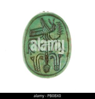 Scarab inscrit avec un motif hiéroglyphique. Dimensions : 1,8 cm L. (11/16) ; w. 1,3 cm (1/2 po) ; h. 0,8 cm (5/16 po). Dynastie DYNASTIE : 18, tôt. Règne : règne d'Hatchepsout et de Thoutmosis III. Date : ca. 1479-1458 av. J.-C.. Musée : Metropolitan Museum of Art, New York, USA. Banque D'Images