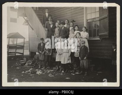 Le matin, la participation à l'école Moulin, Huntsville, Alabama. Artiste : Lewis Hine (Américain, 1874-1940). Dimensions : Image : 4 × 6 7/16 7/16 in. (11,3 × 16,4 cm) Feuille : 4 × 6 15/16 15/16 in. (12,5 × 17,6 cm). Date : Décembre 1913. Musée : Metropolitan Museum of Art, New York, USA. Banque D'Images