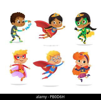 Multiraciale, garçons et filles, portant des costumes colorés de divers super-héros, isolé sur fond blanc. Vector Cartoon des personnages de super-héros pour enfants, pour partie, d'invitations, web, mascot Illustration de Vecteur