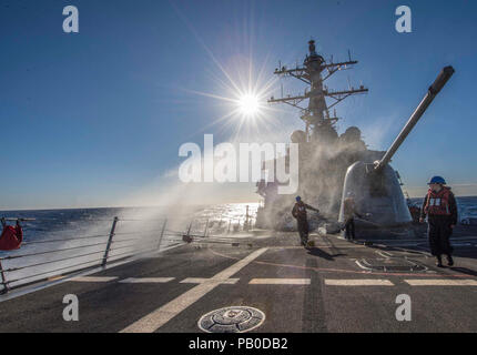 Une vague s'écrase sur le gaillard de USS Carney. Mer Méditerranée (janv. 22, 2018) une vague s'écrase sur le gaillard de la classe Arleigh Burke destroyer lance-missiles USS Carney (DDG 64) pendant qu'ils sont en cours dans la mer Méditerranée. Carney est l'avant-déployé à Rota, Espagne, sur sa quatrième patrouille dans la sixième flotte américaine zone d'opérations à l'appui des alliés et partenaires, et les intérêts de sécurité nationale des États-Unis en Europe. Banque D'Images