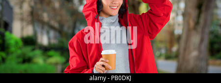 Image composite de femme en veste rouge le café contre fond blanc Banque D'Images