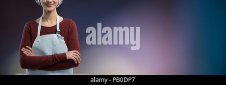 Portrait of female chef standing with arms crossed Banque D'Images