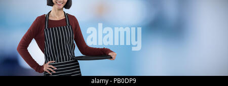 Image composite de smiling waitress holding bac vide contre fond blanc Banque D'Images