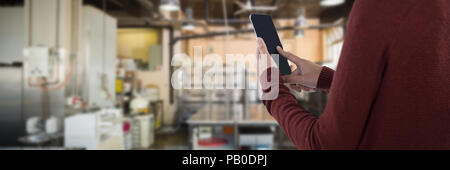 Image composite de serveuse à l'aide de téléphone mobile contre fond blanc Banque D'Images