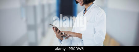 Image composite du docteur using digital tablet against white background Banque D'Images