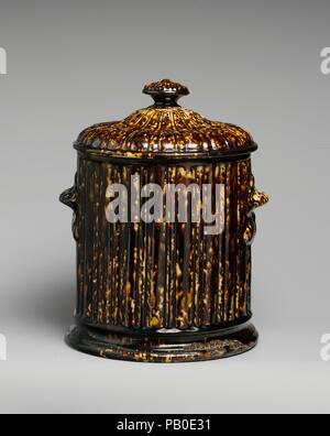 Pot de tabac couvert. Culture : L'Américain. Dimensions : H. 10 1/4 in. (26 cm) ; Diam. 7 in. (17,8 cm). Bouilloire : Lyman, Fenton & Co. (1849-52). Date : 1849-58. Musée : Metropolitan Museum of Art, New York, USA. Banque D'Images